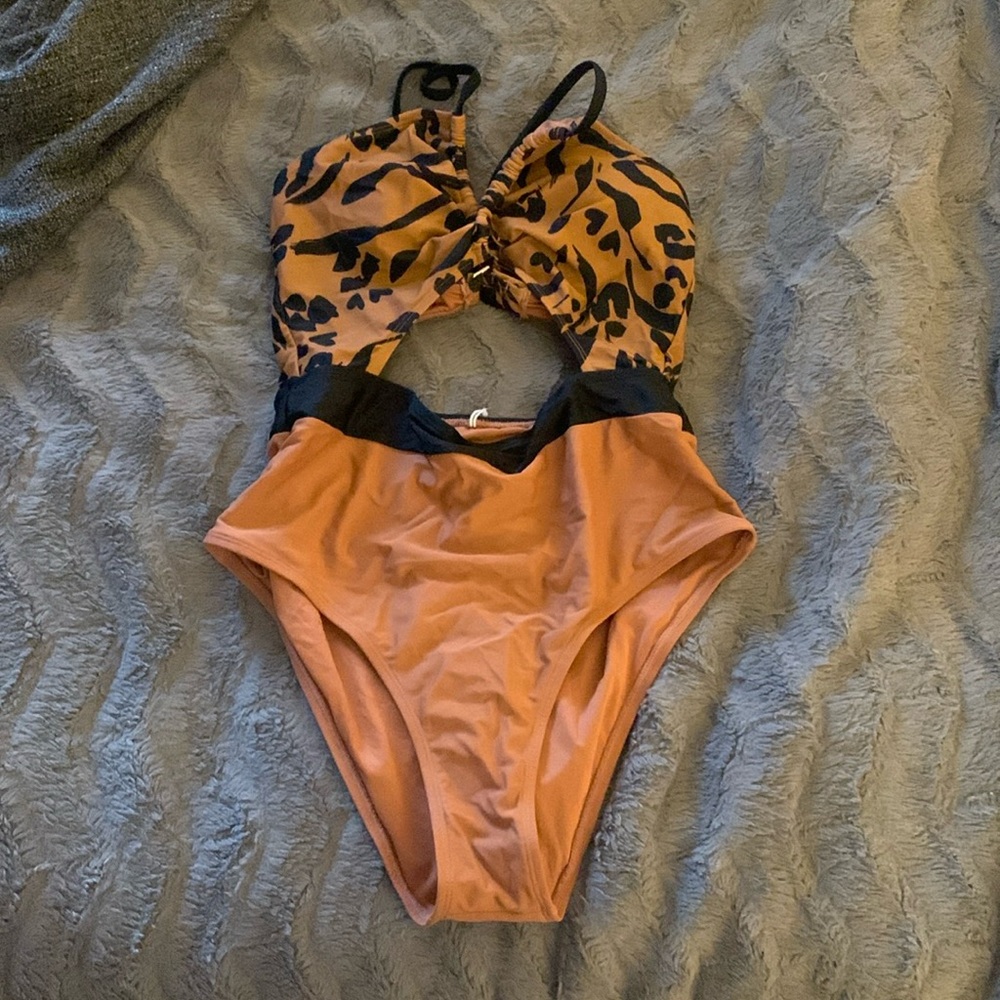 Cupshe leopard/cheetah print one piece swim suit